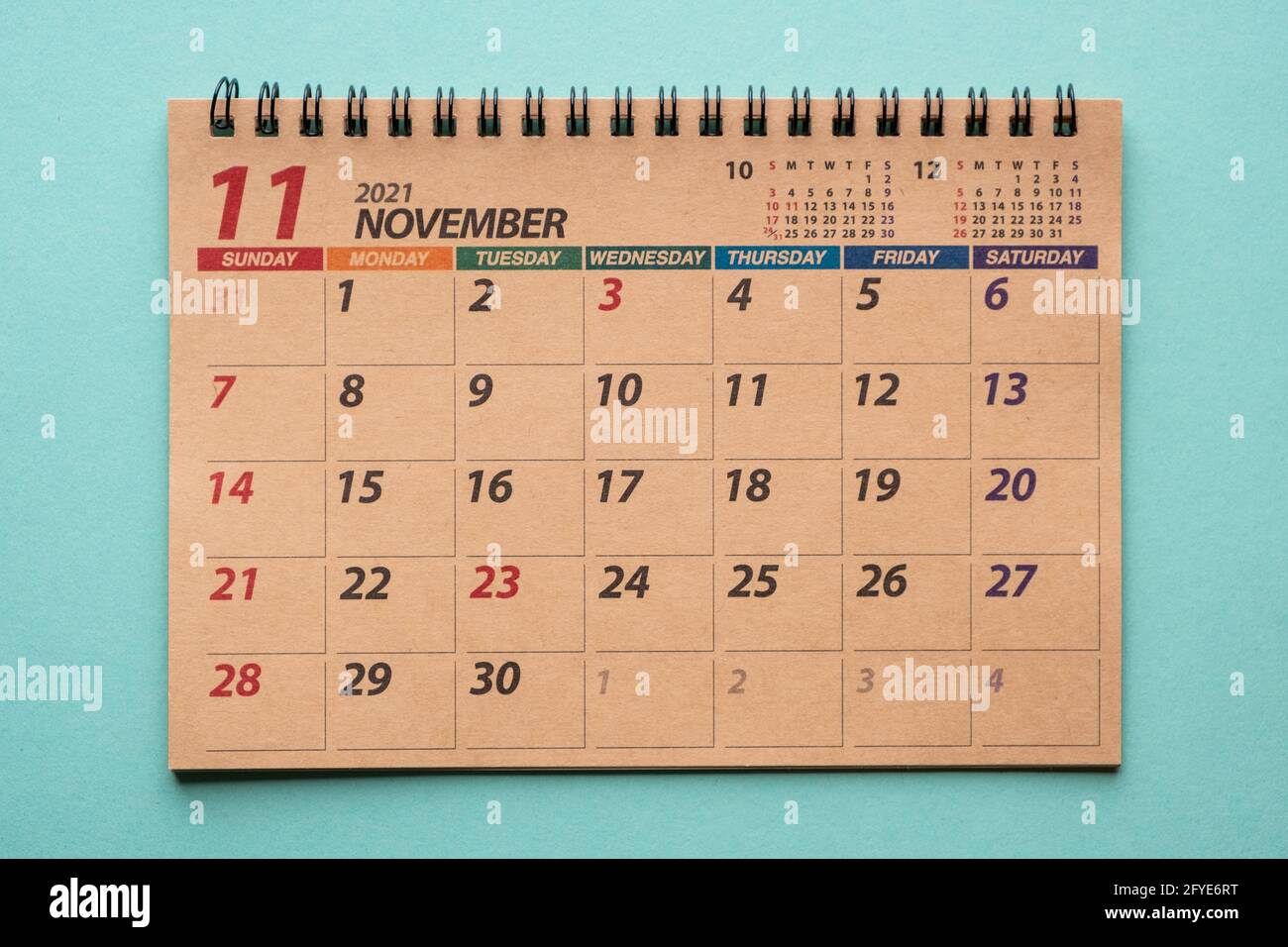 Calendario da tavolo di novembre 2021 su sfondo verde Foto Stock