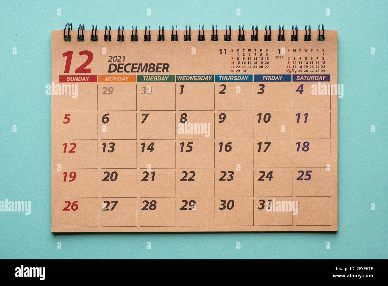 Calendario da tavolo di dicembre 2021 su sfondo verde Foto Stock