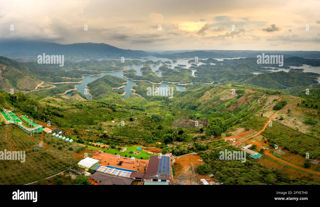 Città di Gia Nghia, Provincia di Dak Nong, Vietnam - 20 aprile 2021: Panorama dell'area turistica del lago Ta Dung nella città di Gia Nghia, provincia di Dak Nong, Vietnam. TA D Foto Stock