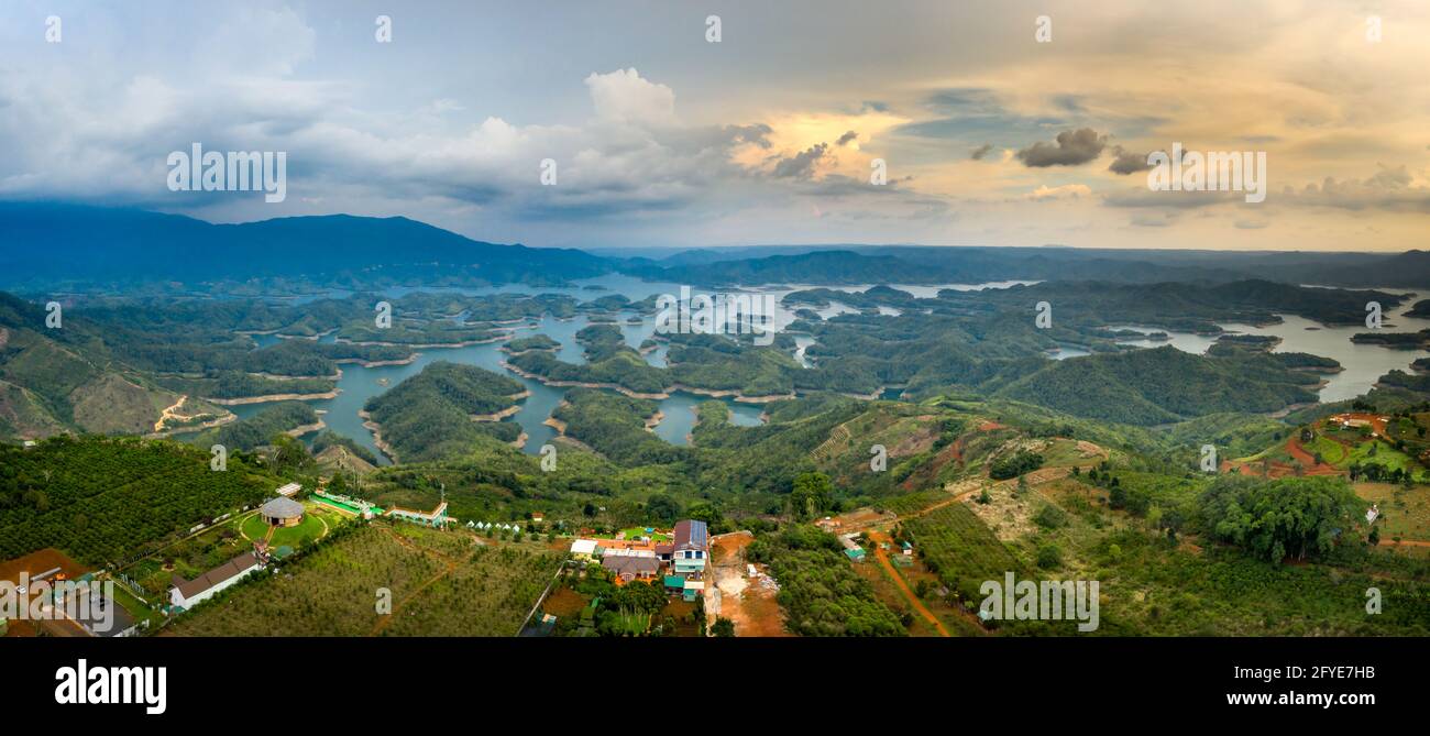 Città di Gia Nghia, Provincia di Dak Nong, Vietnam - 20 aprile 2021: Panorama dell'area turistica del lago Ta Dung nella città di Gia Nghia, provincia di Dak Nong, Vietnam. TA D Foto Stock