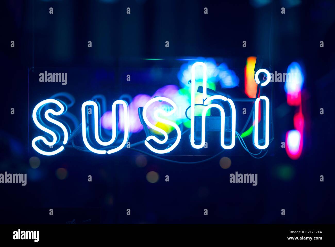 CARTELLO al neon LUMINOSO DEL SUSHI in vetrina durante la notte Foto Stock