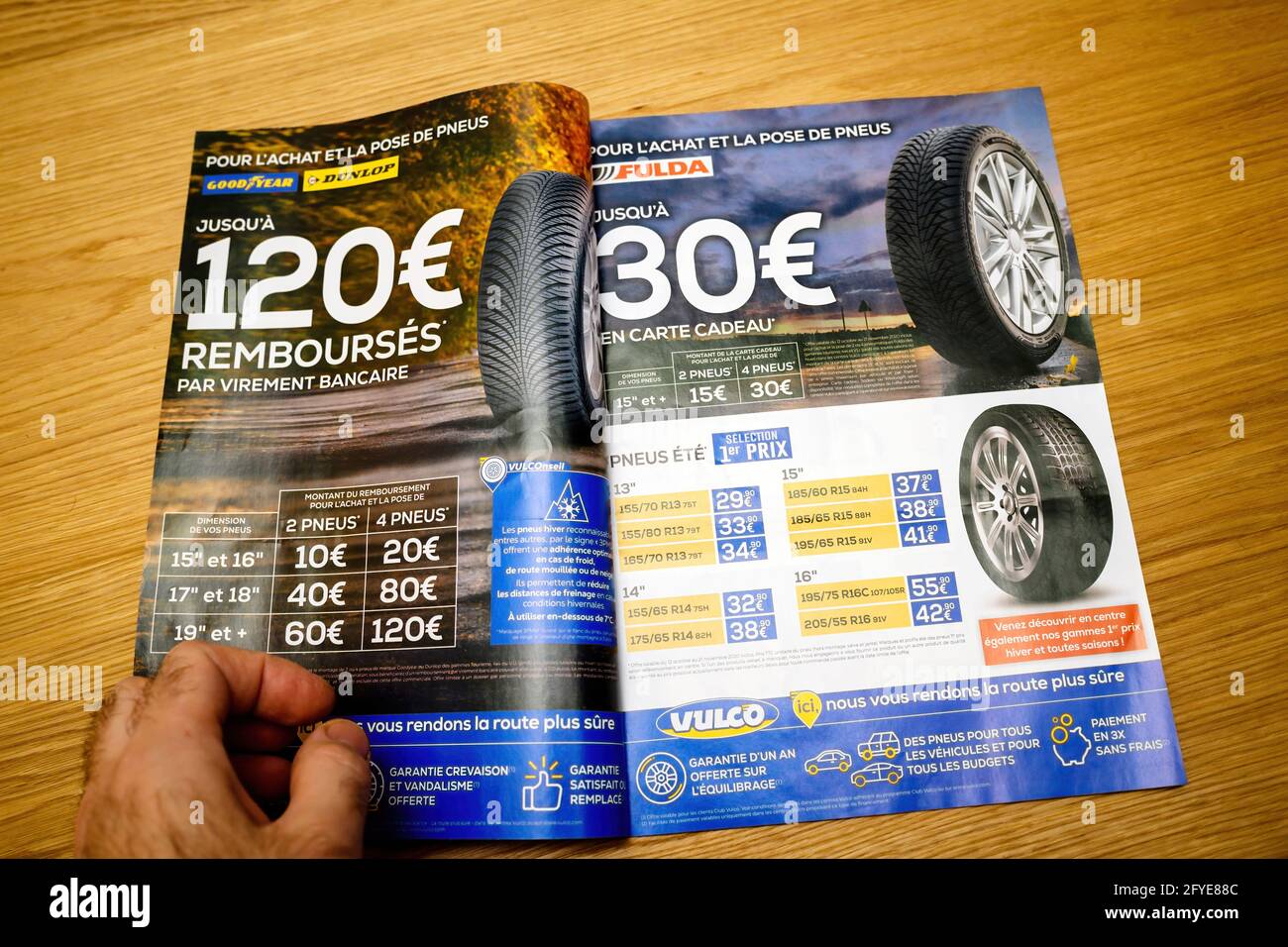 Catalogo volantino con pneumatici invernali per le offerte auto da  Goodyear, Dunlop, Fulda Foto stock - Alamy