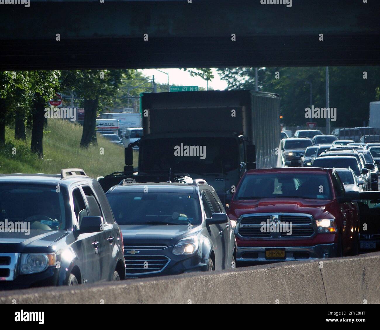 Queens, New York, Stati Uniti. 27 maggio 2021. Con l'abolizione delle restrizioni Covid nell'area di New York, la gente si sta precipitando nel lungo weekend del Memorial Day andando a Long Island. Il traffico sulla Long Island Expressway a Queens si dirigeva verso gli Hamptons, e le altre autostrade erano a un livello superiore. Credit: Debra L. Rothenberg/ZUMA Wire/Alamy Live News Foto Stock