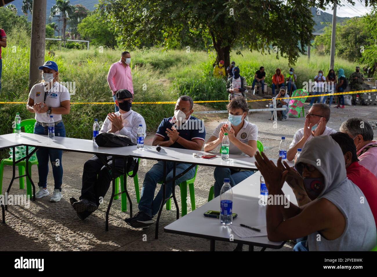 Cali, Valle del Cauca, Colombia. 26 Maggio 2021. Il Sindaco di Yumbo, Valle del Cauca, John Jairo Santamaria (Centro) si riunisce in un incontro con l'OAS Organisation of American States (OEA), Membri indigeni e manifestanti per fermare i blocchi e i disordini che hanno lasciato almeno 40 morti nel mese scorso durante le proteste anti-governative contro le riforme del presidente Ivan Duque e la polizia abuso dei casi di autorità. A Yumbo, Valle del Cauca, il 26 maggio 2021. Credit: Mauricio Romero/LongVisual/ZUMA Wire/Alamy Live News Foto Stock