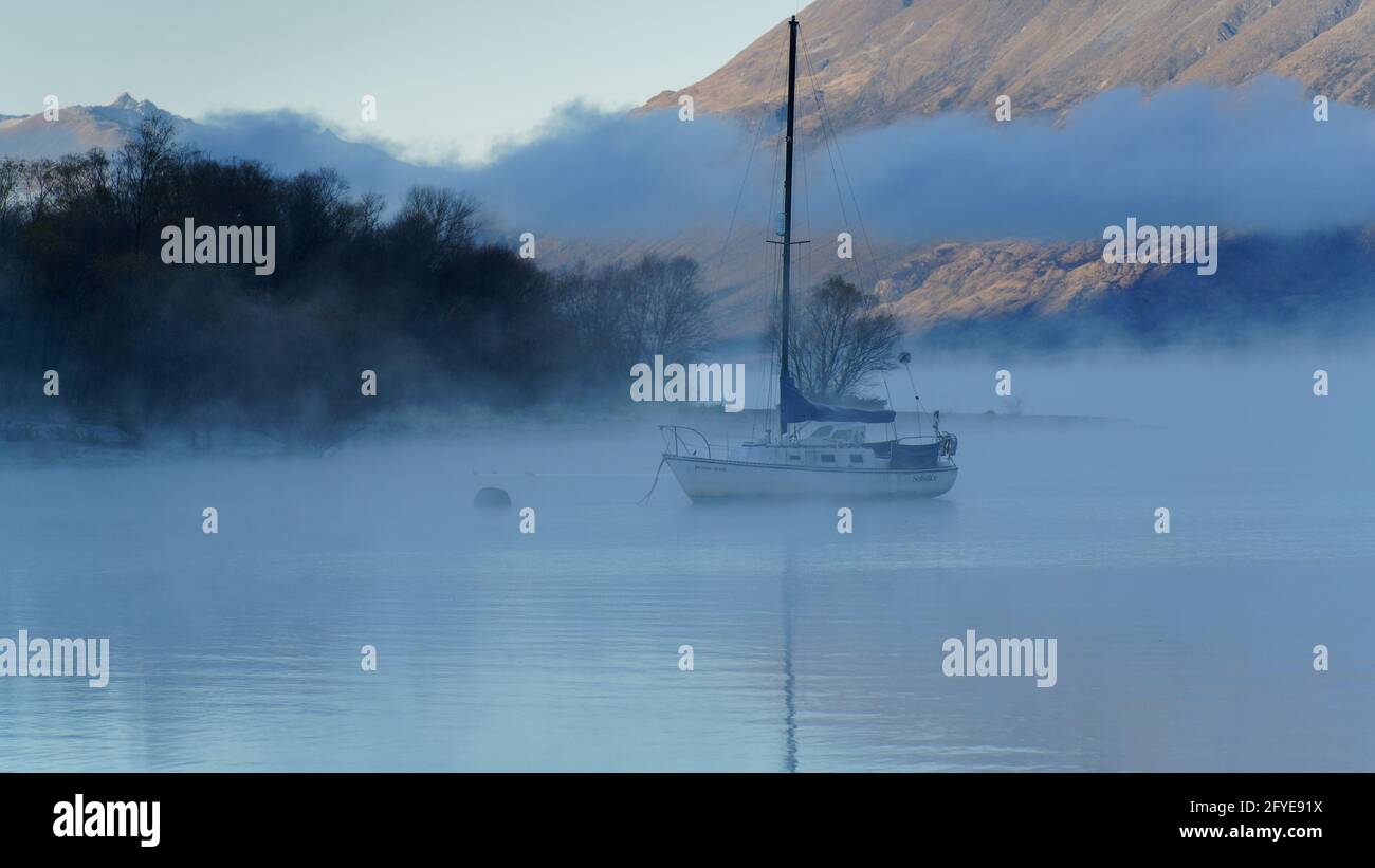 Yacht ormeggiato in una mattina misteriosa sul lago Wakatipu a Glenorchy, Otago, isola meridionale, Nuova Zelanda. Foto Stock