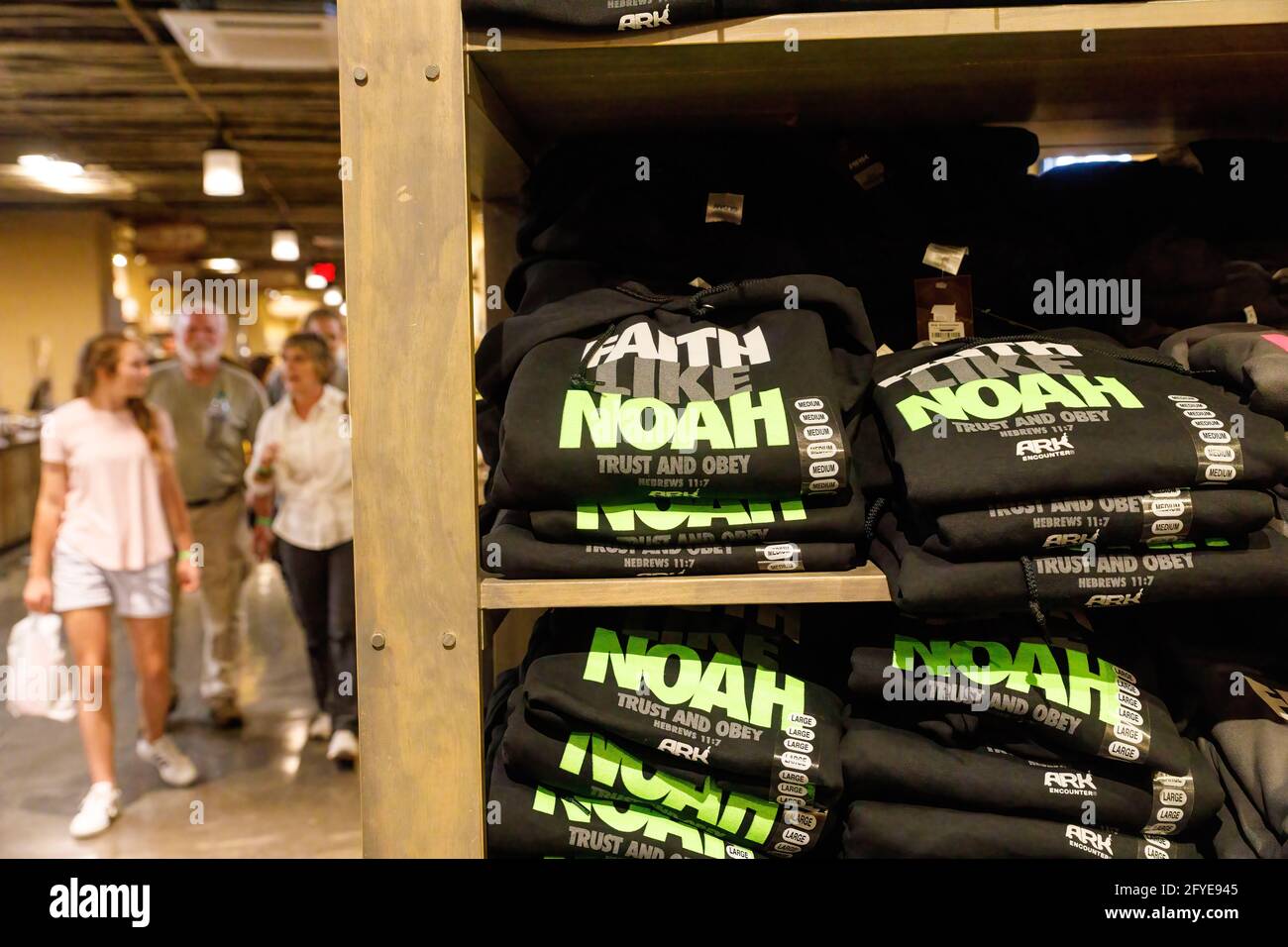 Williamstown, Stati Uniti. 26 Maggio 2021. Christian T-Shirts in vendita visto al Kenneth Ham's Ark Encounter. L'incontro con l'Arca di Kenneth Ham è un parco a tema con una grande arca che imita quella descritta nella storia biblica di Noè. Le persone che visitano il parco a tema possono partecipare ad una serie di attività diverse, dal camminare attraverso le numerose mostre informative dell'arca, una passeggiata attraverso lo zoo e diverse giostre. Credit: SOPA Images Limited/Alamy Live News Foto Stock