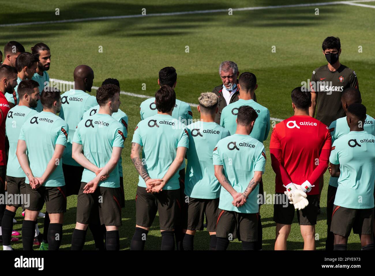 Oeiras, Portogallo. 27 maggio 2021. Il capo allenatore portoghese Fernando Santos ha visto parlare con i giocatori durante la sessione di allenamento al campo di allenamento Cidade do Futebol di Oeiras.la squadra di calcio portoghese si allena per la prima volta prima di partecipare al campionato europeo di calcio - EURO 2020 - previsto per l'inizio dell'11 giugno. (Foto di Hugo Amaral/SOPA Images/Sipa USA) Credit: Sipa USA/Alamy Live News Foto Stock