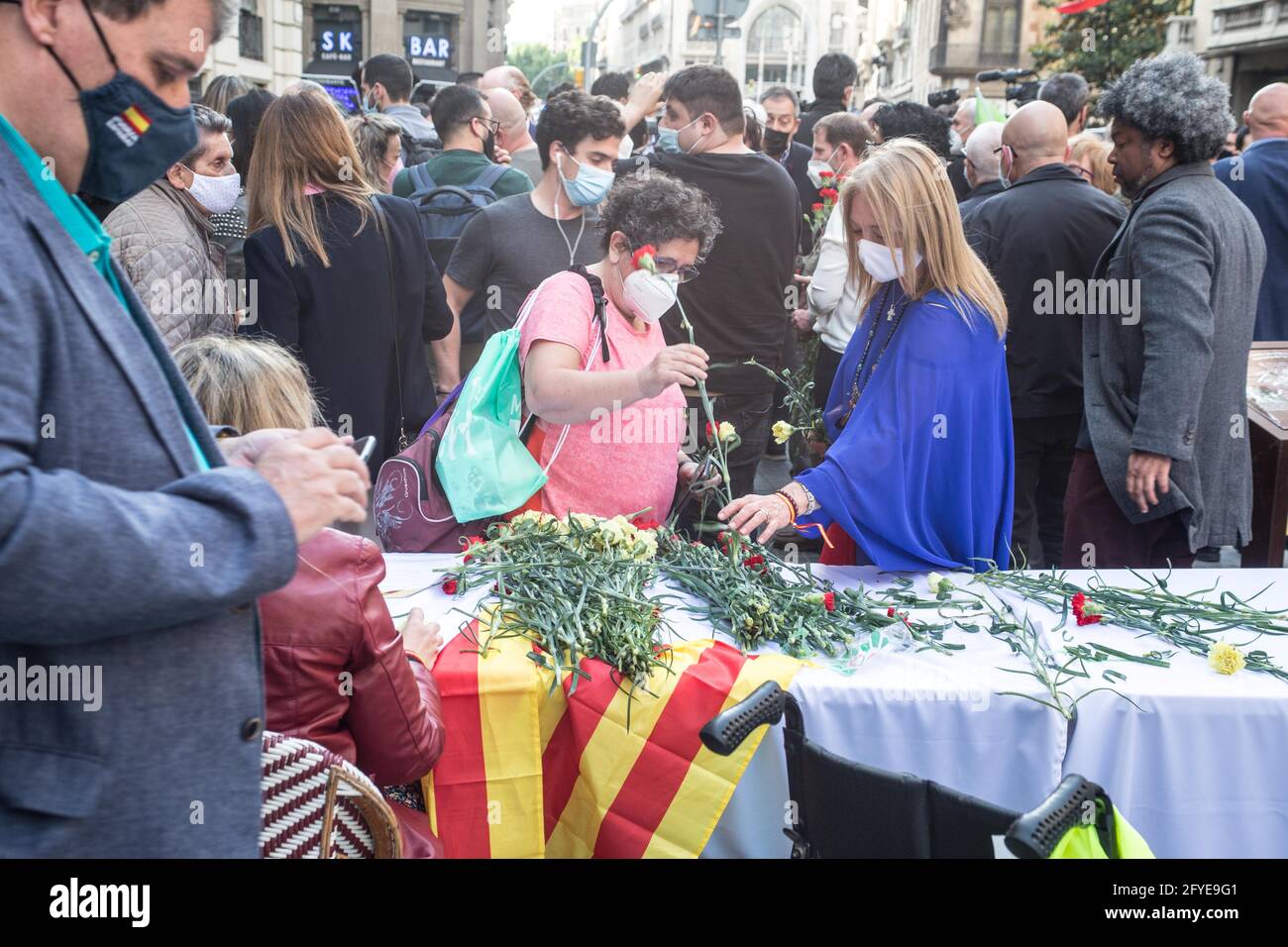 Barcellona, Spagna. 27 maggio 2021. Durante la manifestazione si vedono manifestanti che tengono rose per onorare la polizia.circa un centinaio di persone si sono riunite questo giovedì pomeriggio in Via Laietana a Barcellona per protestare contro il trasferimento della sede della polizia nazionale, decisione che il governo comunale di Barcellona vuole portare a termine. Alla manifestazione hanno partecipato alcuni rappresentanti dei partiti politici, PP (Partito popolare), Vox e Ciudadanos. Credit: SOPA Images Limited/Alamy Live News Foto Stock