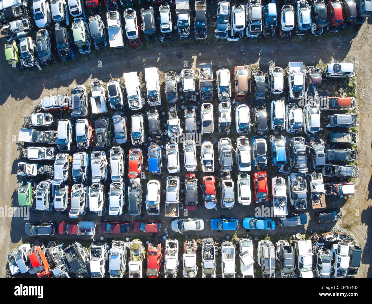 Vista aerea del cortile dell'auto che mostra le automobili schiantate e distrutte per il salvataggio, Ballarat, Victoria, Australia. Foto Stock