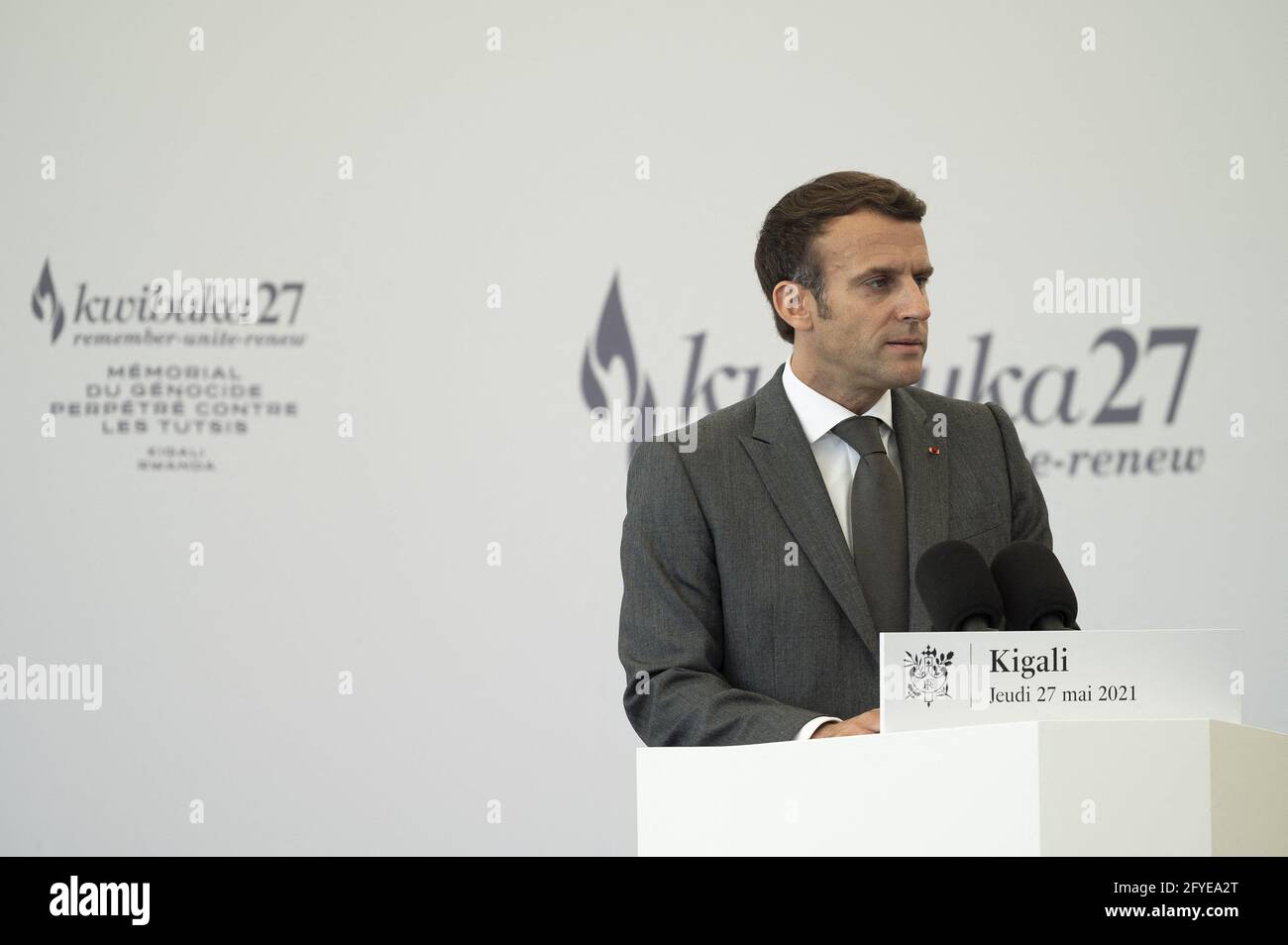 Il presidente francese Emmanuel Macron ha pronunciato un discorso durante la sua visita al Kigali Genocide Memorial Center a Kigali, Ruanda, il 27 maggio 2021. La Francia ha svolto un ruolo e ha una responsabilità politica per il genocidio ruandese di Tutsi etnici del 1994, ha dichiarato giovedì il presidente francese del paese africano. Foto di Eliot Blondt/ABACAPRESS.COM Foto Stock