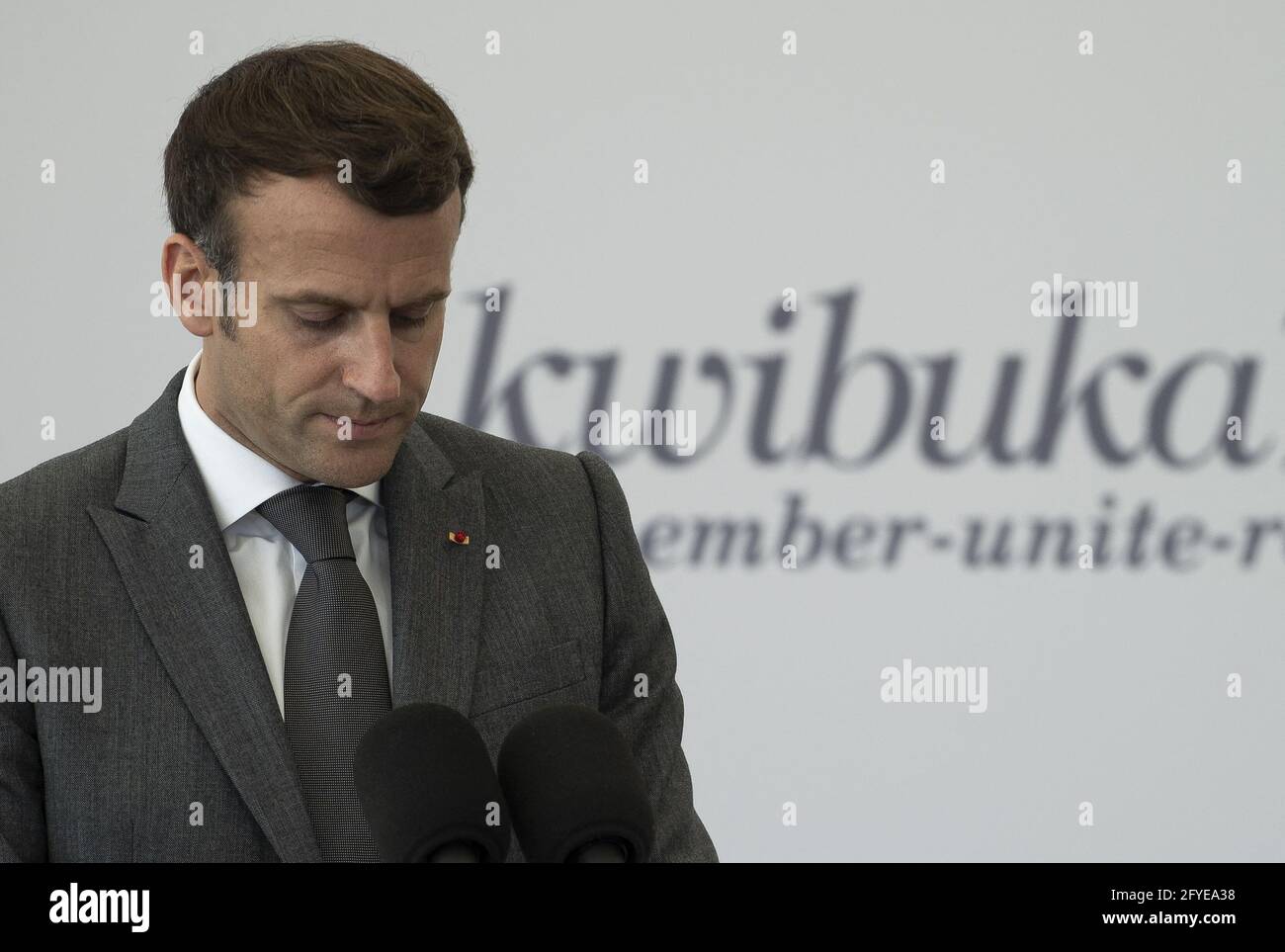 Il presidente francese Emmanuel Macron ha pronunciato un discorso durante la sua visita al Kigali Genocide Memorial Center a Kigali, Ruanda, il 27 maggio 2021. La Francia ha svolto un ruolo e ha una responsabilità politica per il genocidio ruandese di Tutsi etnici del 1994, ha dichiarato giovedì il presidente francese del paese africano. Foto di Eliot Blondt/ABACAPRESS.COM Foto Stock
