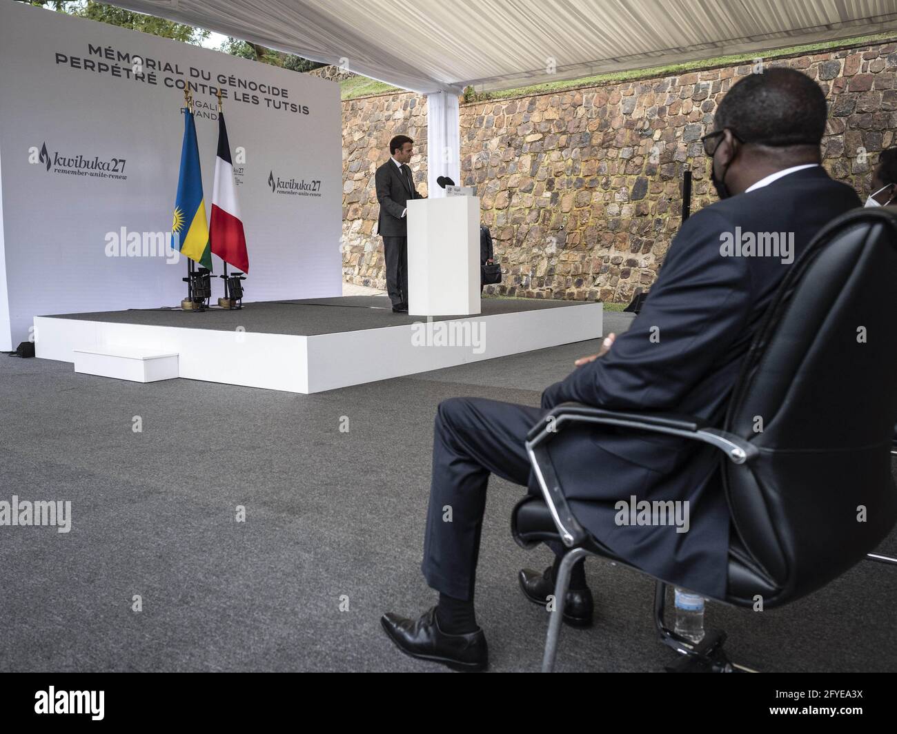 Il presidente francese Emmanuel Macron ha pronunciato un discorso durante la sua visita al Kigali Genocide Memorial Center a Kigali, Ruanda, il 27 maggio 2021. La Francia ha svolto un ruolo e ha una responsabilità politica per il genocidio ruandese di Tutsi etnici del 1994, ha dichiarato giovedì il presidente francese del paese africano. Foto di Eliot Blondt/ABACAPRESS.COM Foto Stock