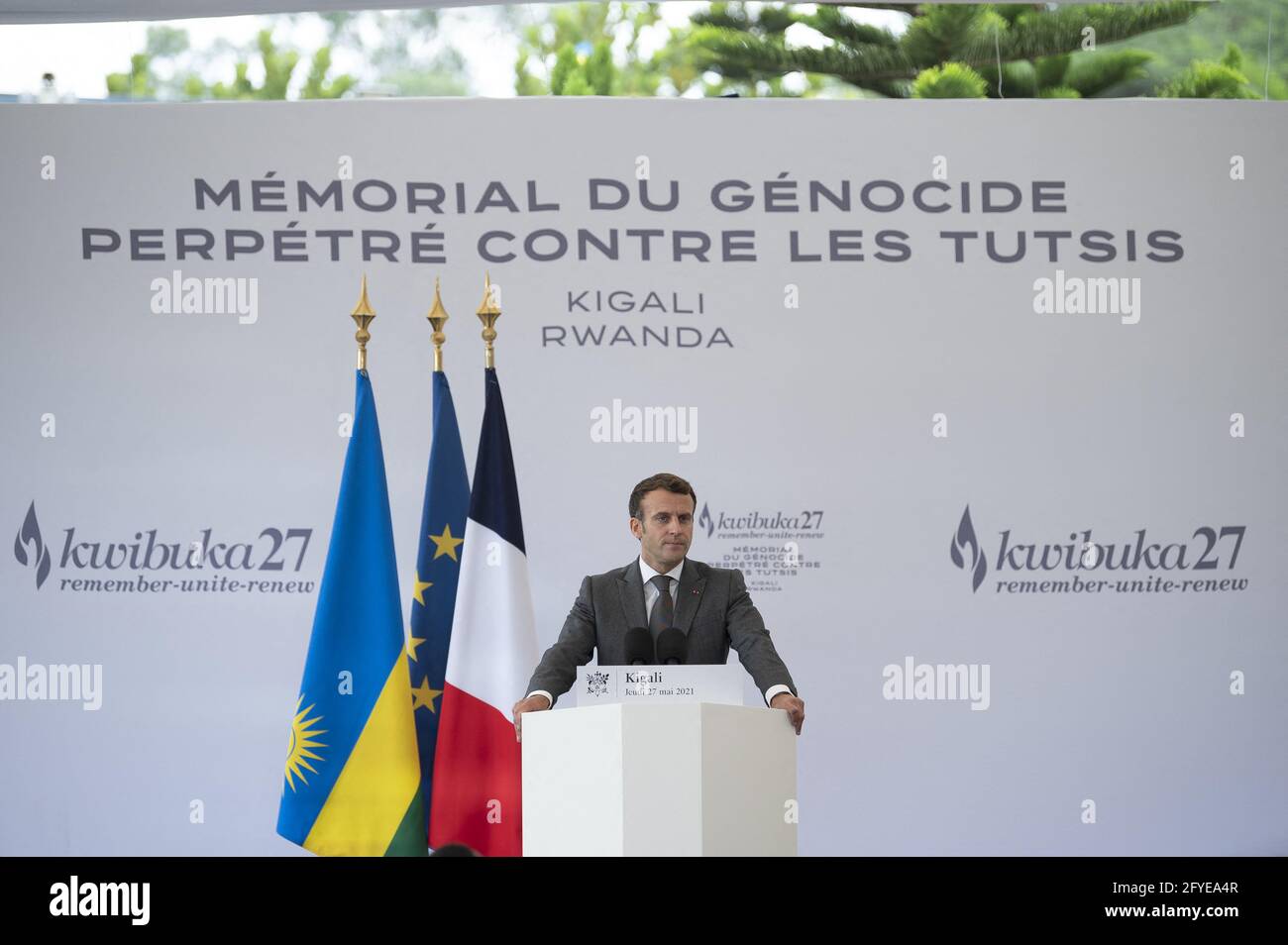 Il presidente francese Emmanuel Macron ha pronunciato un discorso durante la sua visita al Kigali Genocide Memorial Center a Kigali, Ruanda, il 27 maggio 2021. La Francia ha svolto un ruolo e ha una responsabilità politica per il genocidio ruandese di Tutsi etnici del 1994, ha dichiarato giovedì il presidente francese del paese africano. Foto di Eliot Blondt/ABACAPRESS.COM Foto Stock