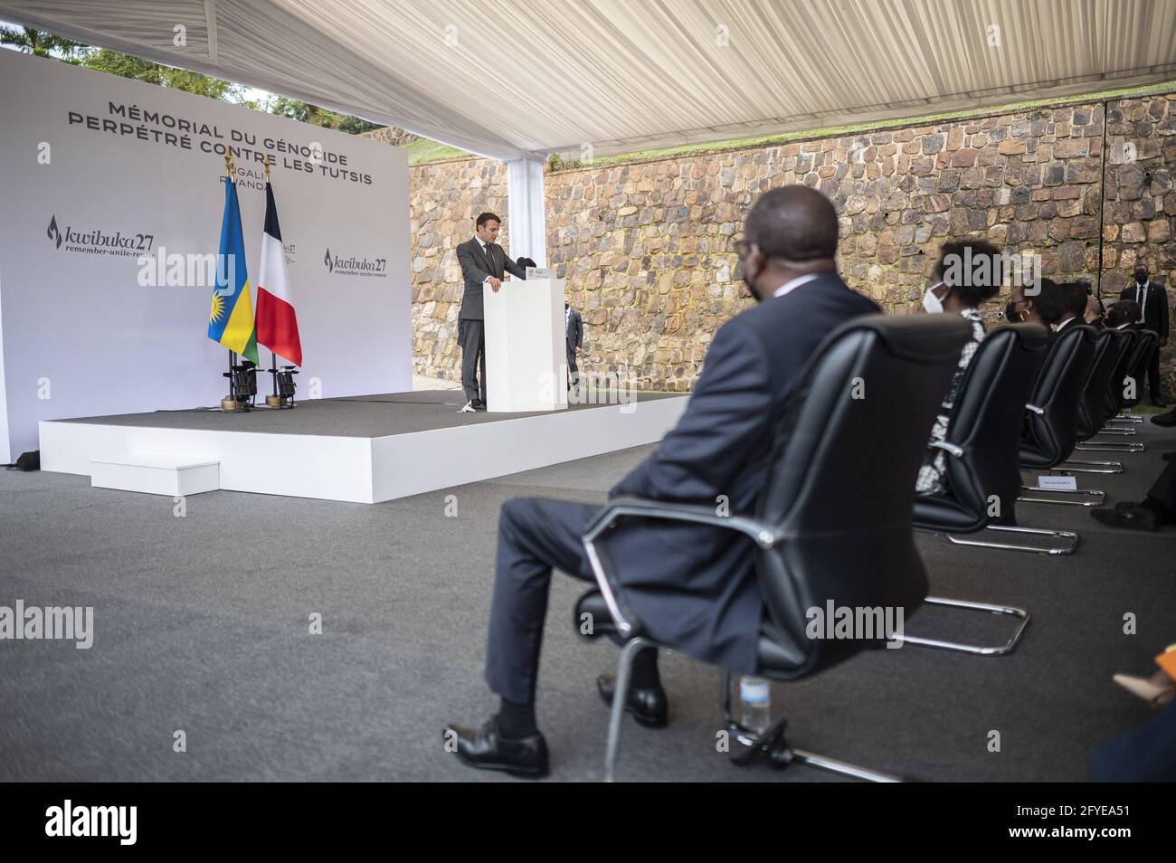 Il presidente francese Emmanuel Macron ha pronunciato un discorso durante la sua visita al Kigali Genocide Memorial Center a Kigali, Ruanda, il 27 maggio 2021. La Francia ha svolto un ruolo e ha una responsabilità politica per il genocidio ruandese di Tutsi etnici del 1994, ha dichiarato giovedì il presidente francese del paese africano. Foto di Eliot Blondt/ABACAPRESS.COM Foto Stock