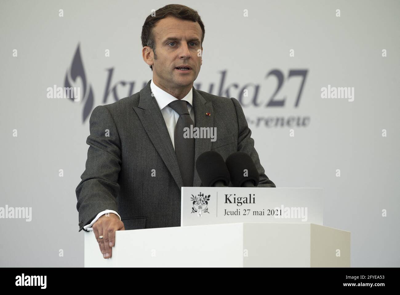 Il presidente francese Emmanuel Macron ha pronunciato un discorso durante la sua visita al Kigali Genocide Memorial Center a Kigali, Ruanda, il 27 maggio 2021. La Francia ha svolto un ruolo e ha una responsabilità politica per il genocidio ruandese di Tutsi etnici del 1994, ha dichiarato giovedì il presidente francese del paese africano. Foto di Eliot Blondt/ABACAPRESS.COM Foto Stock