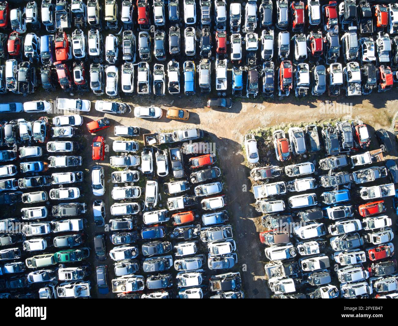 Vista aerea del concessionario auto che mostra il cantiere auto e le auto parcheggiate per il salvataggio e il relitto, Ballarat, Victoria, Australia. Foto Stock