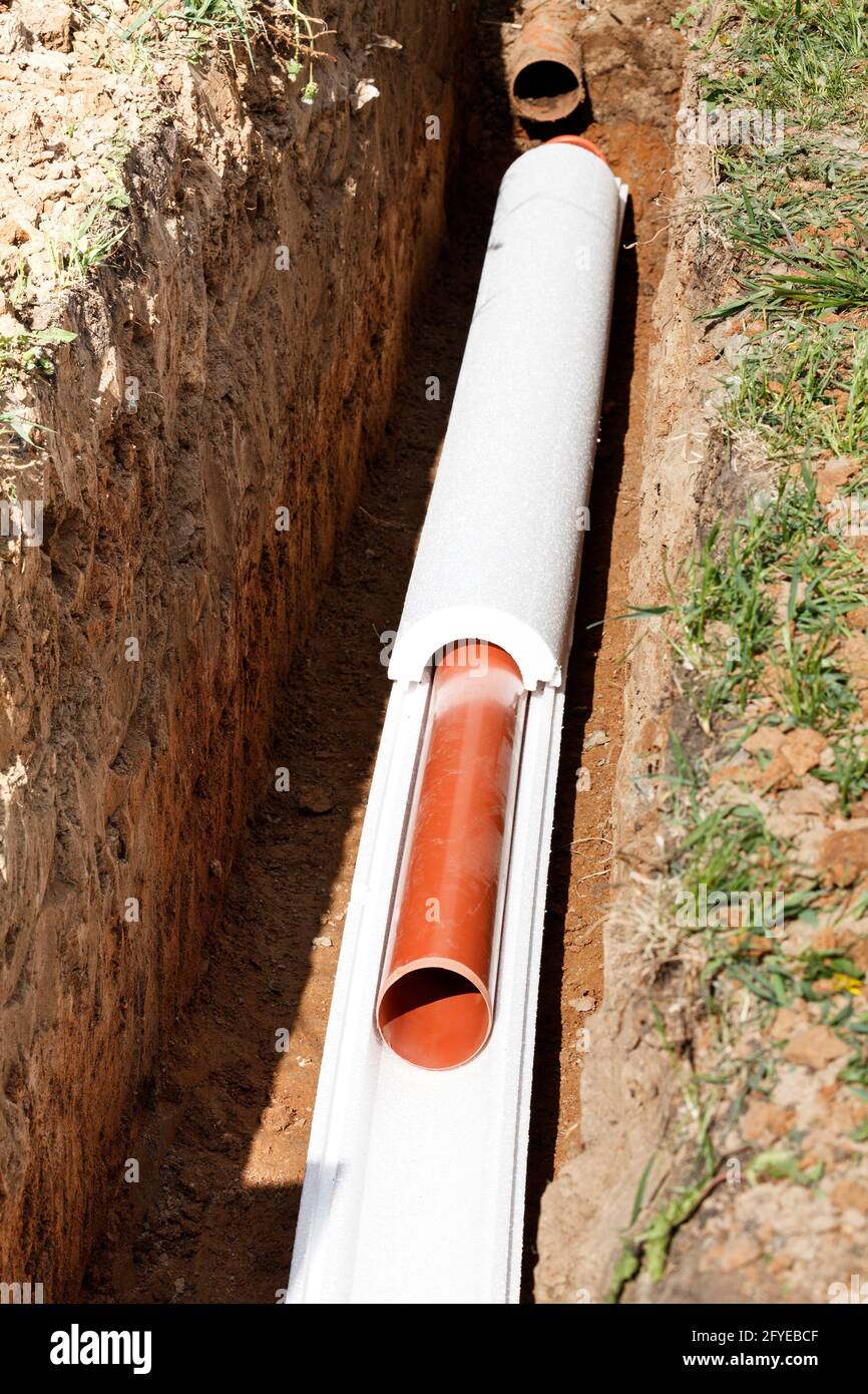 Installazione di rete idrica, fognature sanitarie, sistemi di drenaggio  delle acque piovane, tubi in plastica avvolti in isolamento Foto stock -  Alamy