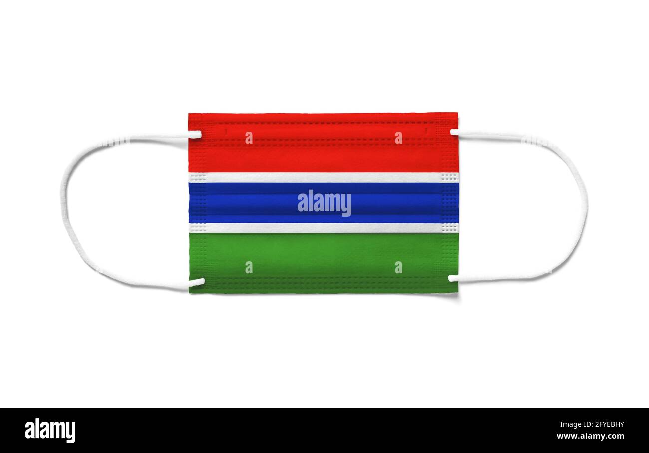 Bandiera della Gambia su una maschera chirurgica monouso. Sfondo bianco isolato Foto Stock
