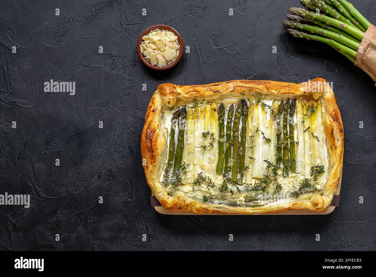 Quiche fatte in casa a base di shortcrosta fatte con asparagi verdi e bianchi, panna e parmigiano. Foto Stock