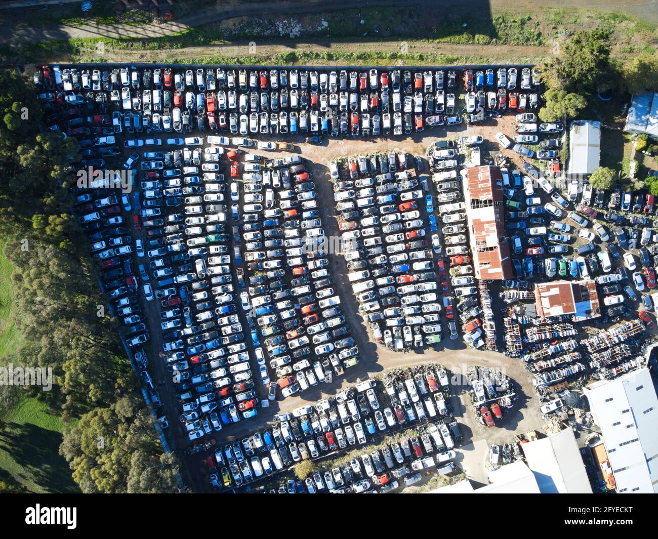 Vista aerea del paesaggio di auto distrutte in un cantiere, colori e forme molteplici. Ballarat, Victoria, Australia. Foto Stock