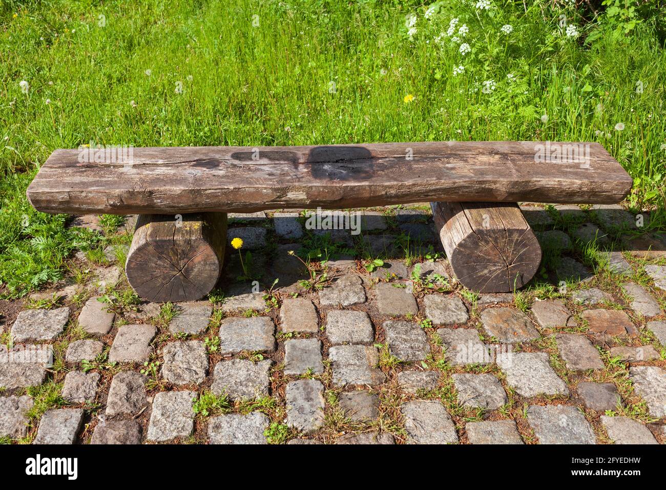 Moderne Sitzbank aus Holz in einer Parkanlage, Deutschland, Europa Foto Stock