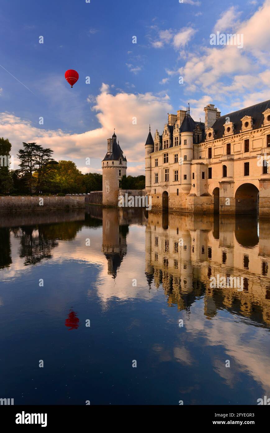 FRANCIA. INDRE-ET-LOIRE (37) CHENONCEAUX, VISTA GENERALE DELLA FACCIATA OCCIDENTALE CHATEAU CHENONCEAU SUL CARO, AL TRAMONTO CON LA SUA RIFLESSIONE (ARCHITE Foto Stock