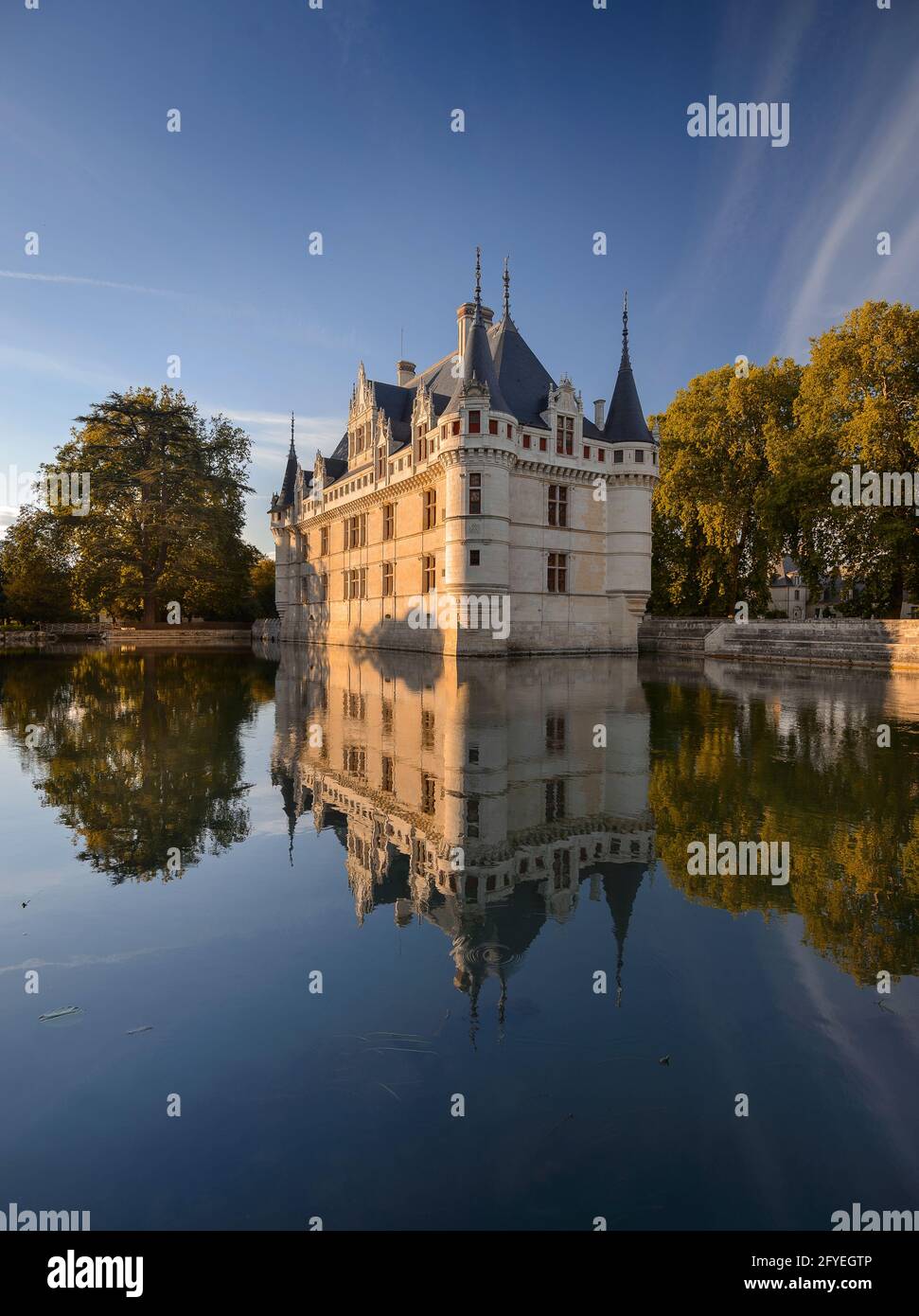 FRANCIA. INDRE-ET-LOIRE (37) CASTELLO DI AZAY-LE-RIDEAU E FIUME INDRE Foto Stock