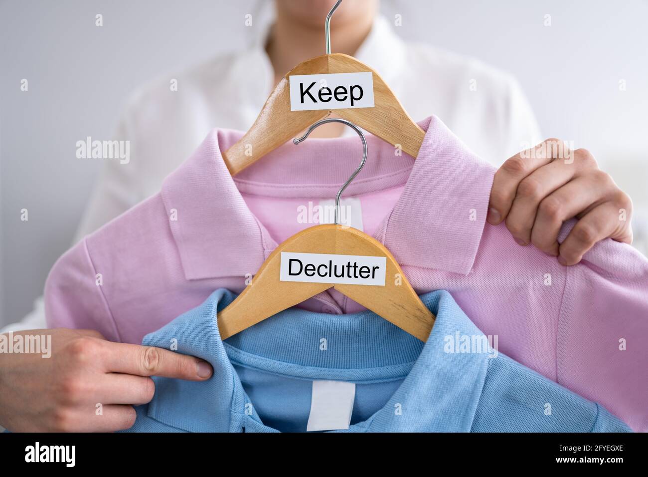 Donna decluttering vestiti, smistamento e pulizia Foto Stock