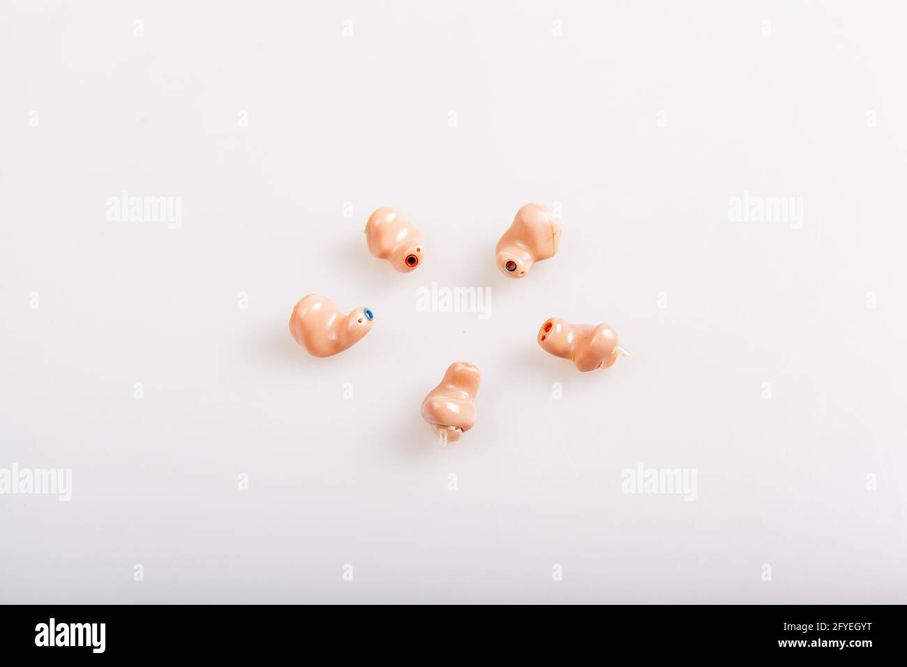 Apparecchi acustici su grigio . Spazio libero per il testo e formato orizzontale Foto Stock