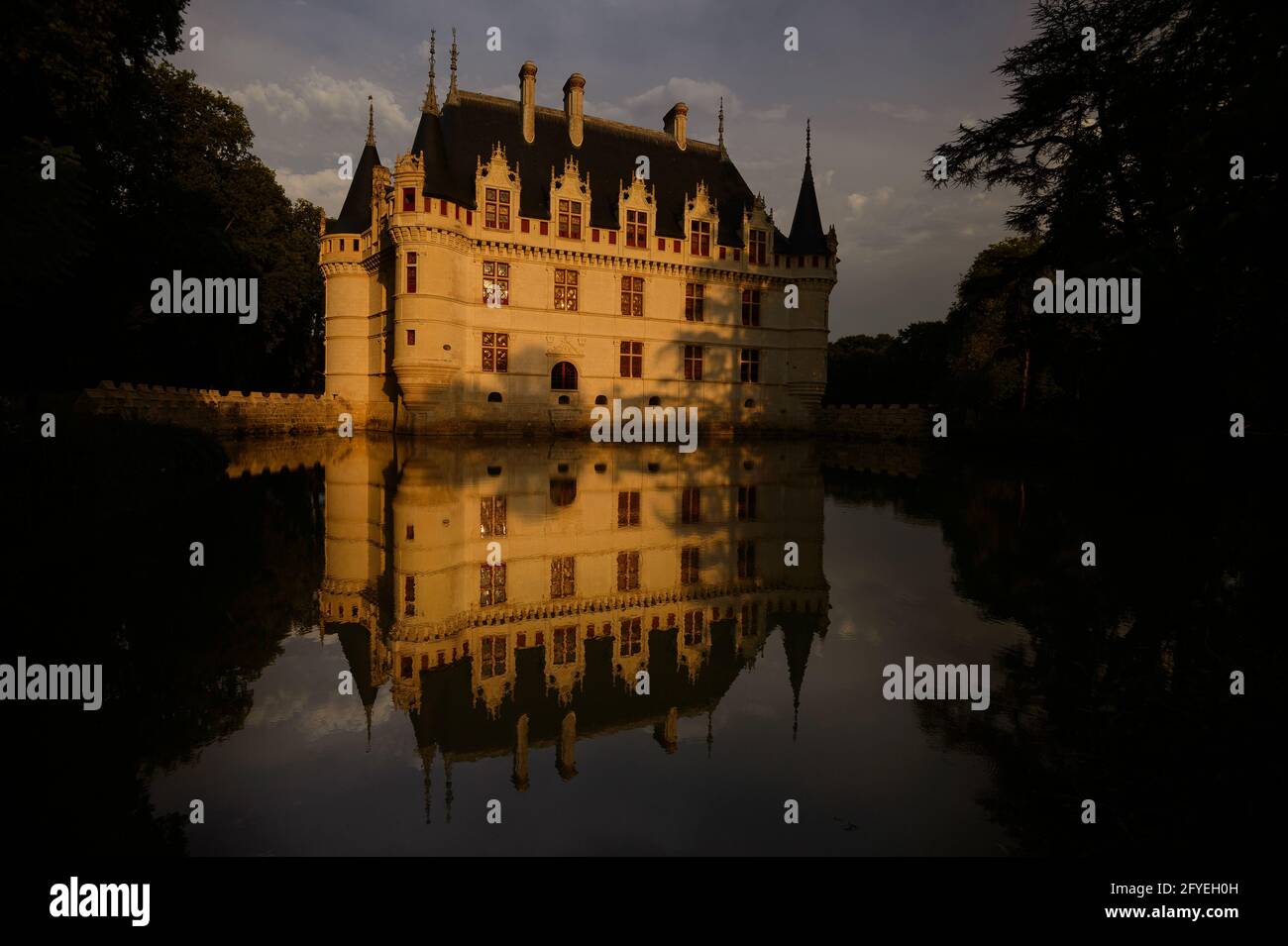 FRANCIA. INDRE-ET-LOIRE (37) CASTELLO DI AZAY-LE-RIDEAU E FIUME INDRE Foto Stock