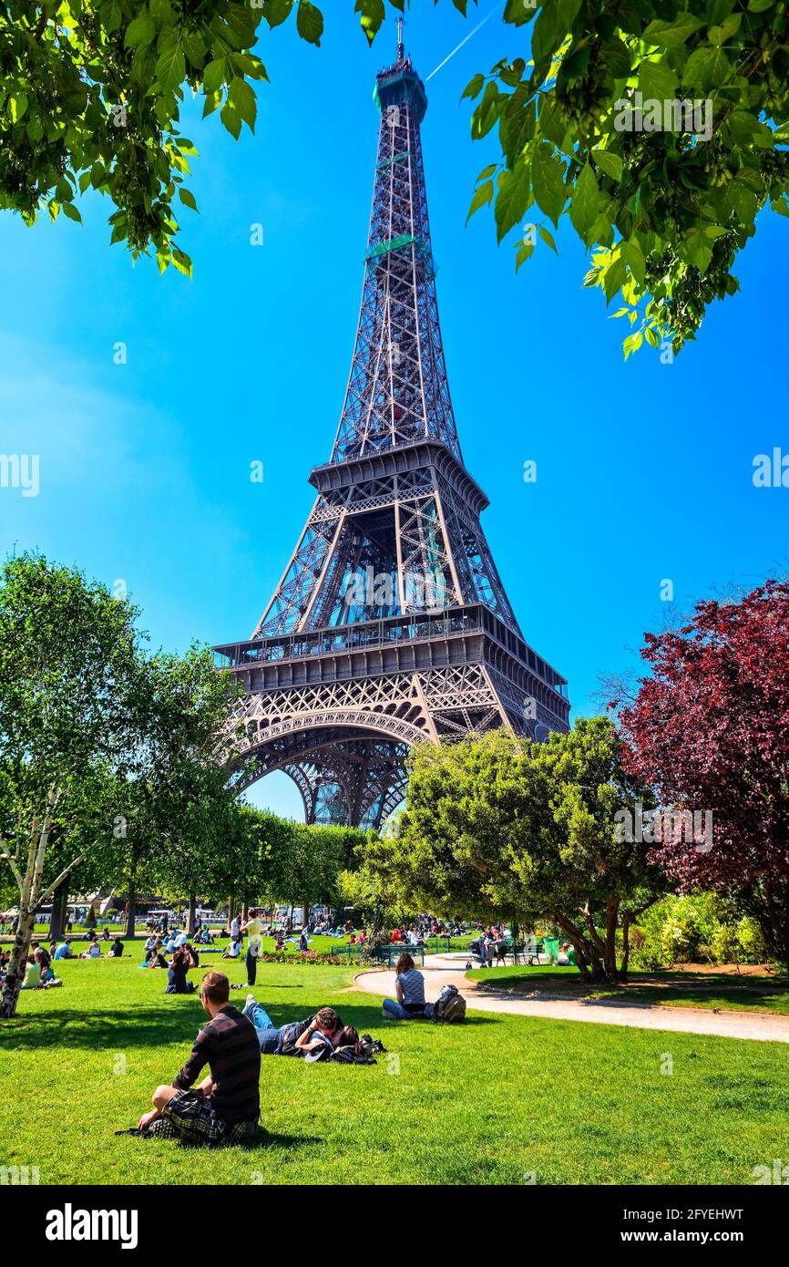 FRANCIA. PARIGI (75) MOMENTO DI RELAX SUL PRATO DEL CHAMP DE MARS Foto Stock