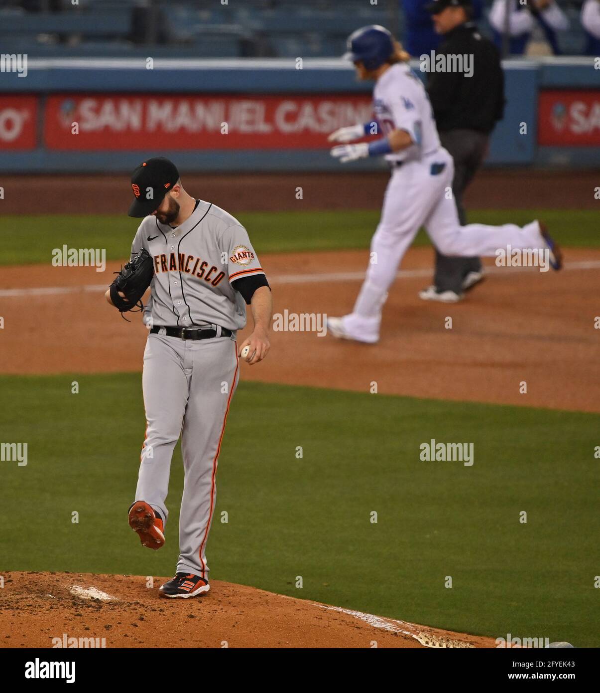 Il lanciatore di partenza dei San Francisco Giants Alex Wood calcia il tumulo mentre Justin Turner, terzo basemen di Los Angeles Dodgers, arrotonda le basi dopo aver colpito un homer a due run nel terzo inning al Dodger Stadium di Los Angeles giovedì 27 maggio 2021. I Dodgers sconfissero i Giants 4-3. Foto di Jim Ruymen/UPI Foto Stock