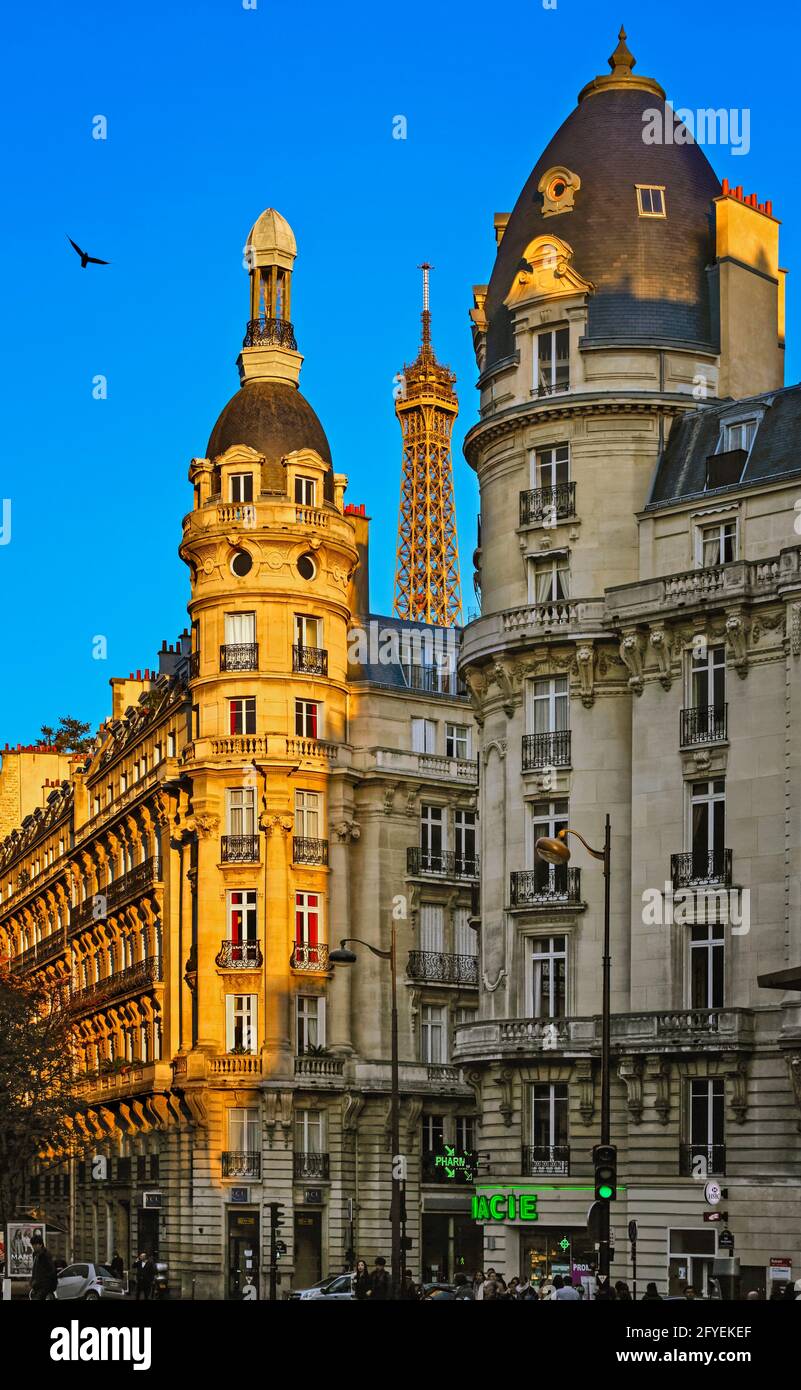 EDIFICI IN STILE HAUSSMANN NEL XVI DISTRETTO DI PARIGI, FRANCIA Foto Stock