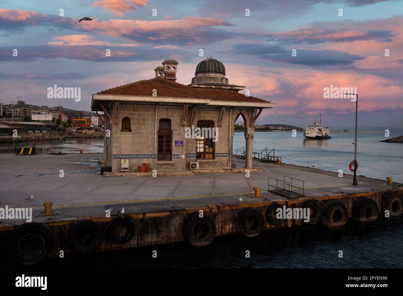 istanbul, Turchia - 27.05.2021. Fotografia del porto dei traghetti di Bostancı, preso dal traghetto in mare. Nuvoloso giorno di primavera. Non ci sono persone perché altro Foto Stock