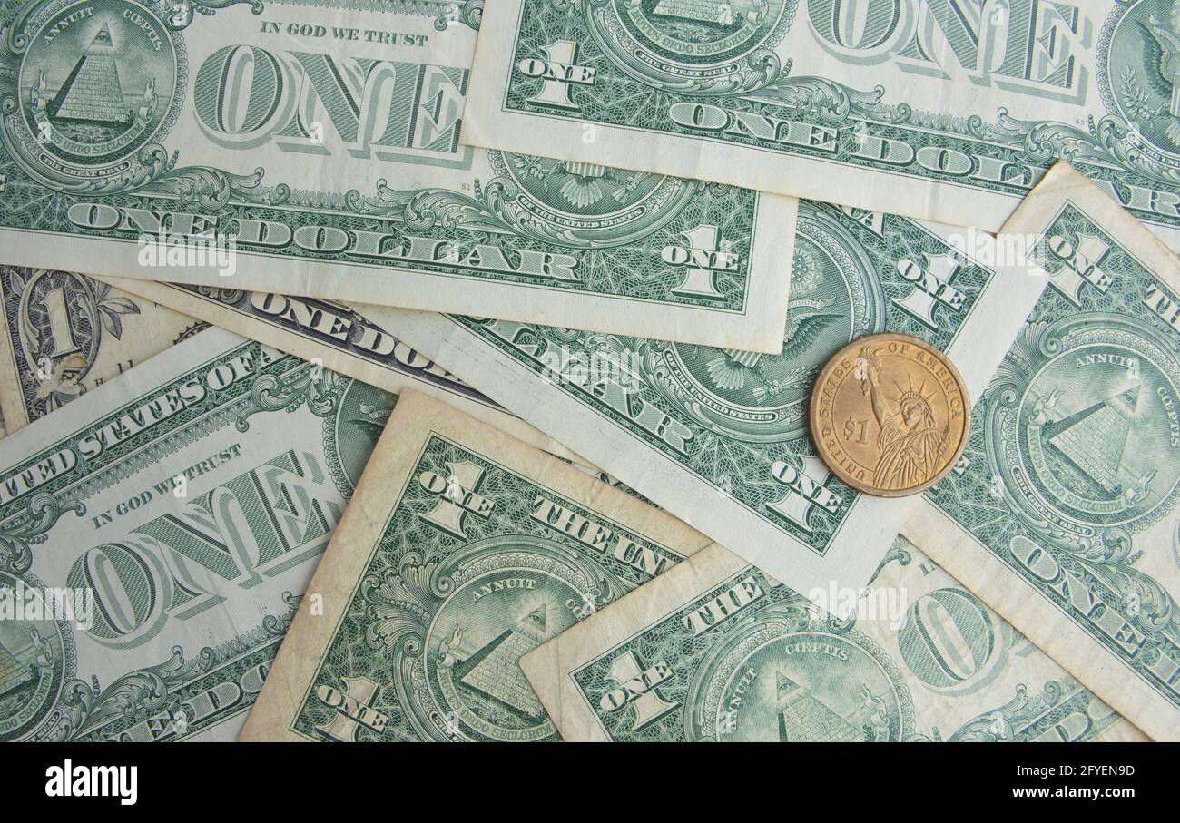 Una vecchia moneta in dollari USA sullo sfondo di una Banconote in dollari USA Foto Stock