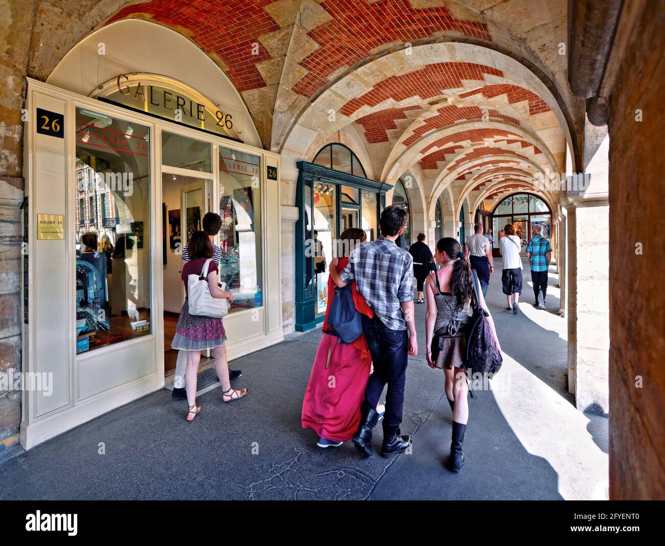 FRANCIA. PARIGI (75) QUARTIERE LE MARAIS, GLI ARCHI DI PLACE DES VOSGES Foto Stock
