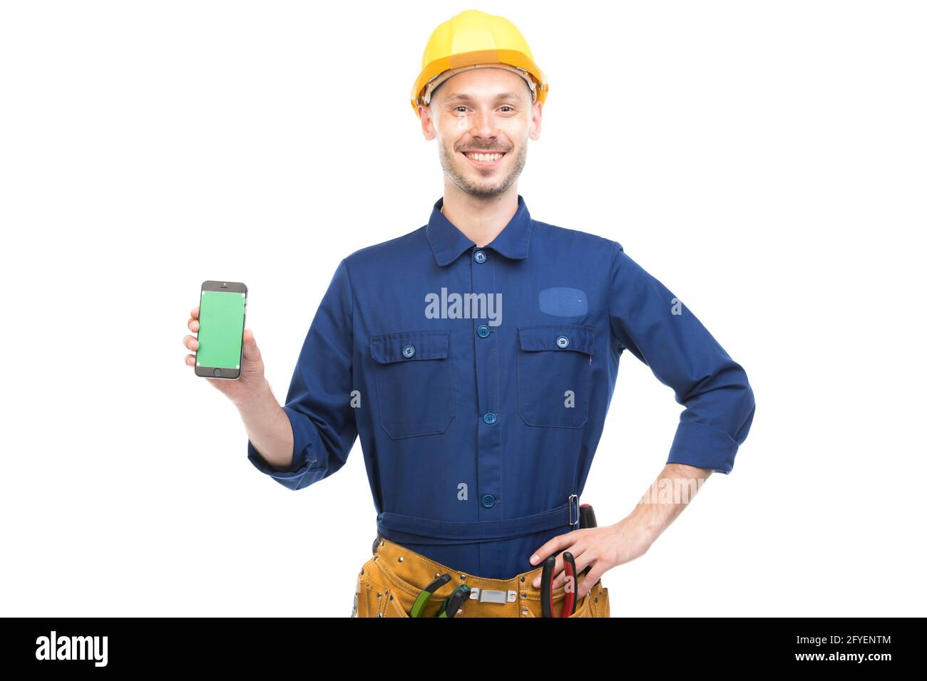Ritratto orizzontale medio di un bel giovane adulto di successo, ingegnere di costruzione caucasico in uniforme mostrando l'app per smartphone, sfondo bianco Foto Stock