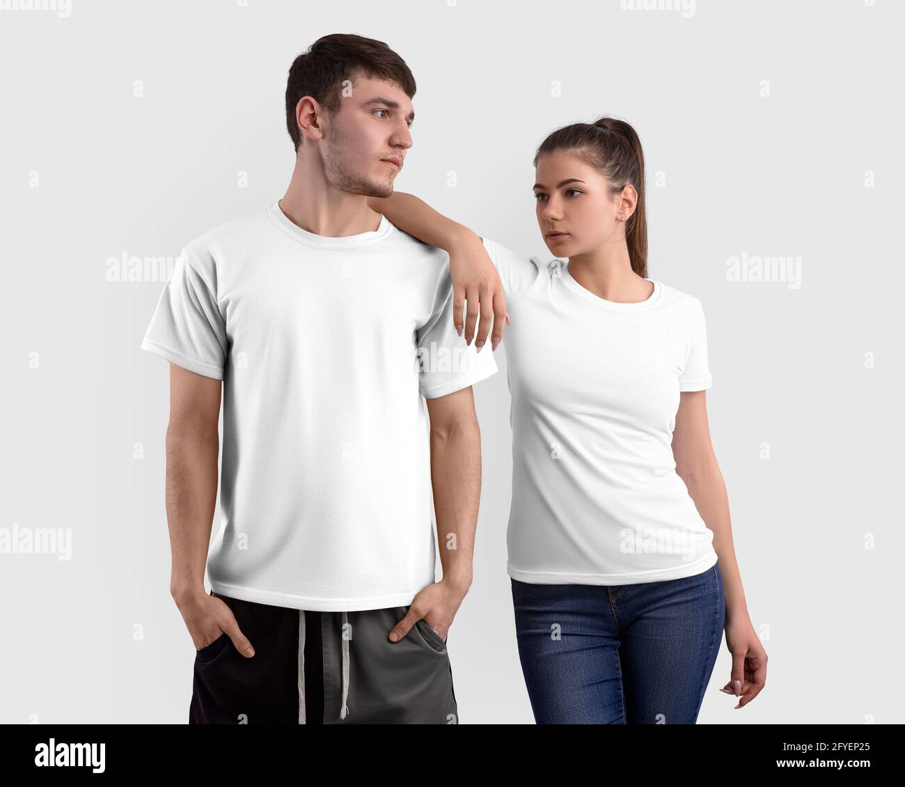 T shirt testurizzata alla moda su ragazzo e ragazza in posa isolato su sfondo in studio. Mockup di abiti bianchi bianchi bianchi bianchi per donne uomini con pla Foto stock Alamy