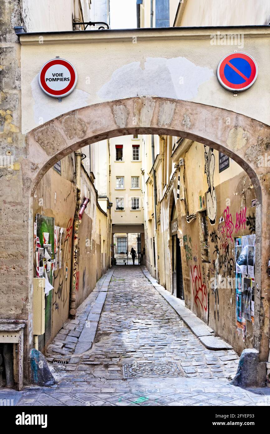 FRANCIA. PARIGI (75) QUARTIERE LE MARAIS, IMPASSE DE L'HOTEL D'ARGENSSON IN RUE VIEILLE DU TEMPLE Foto Stock