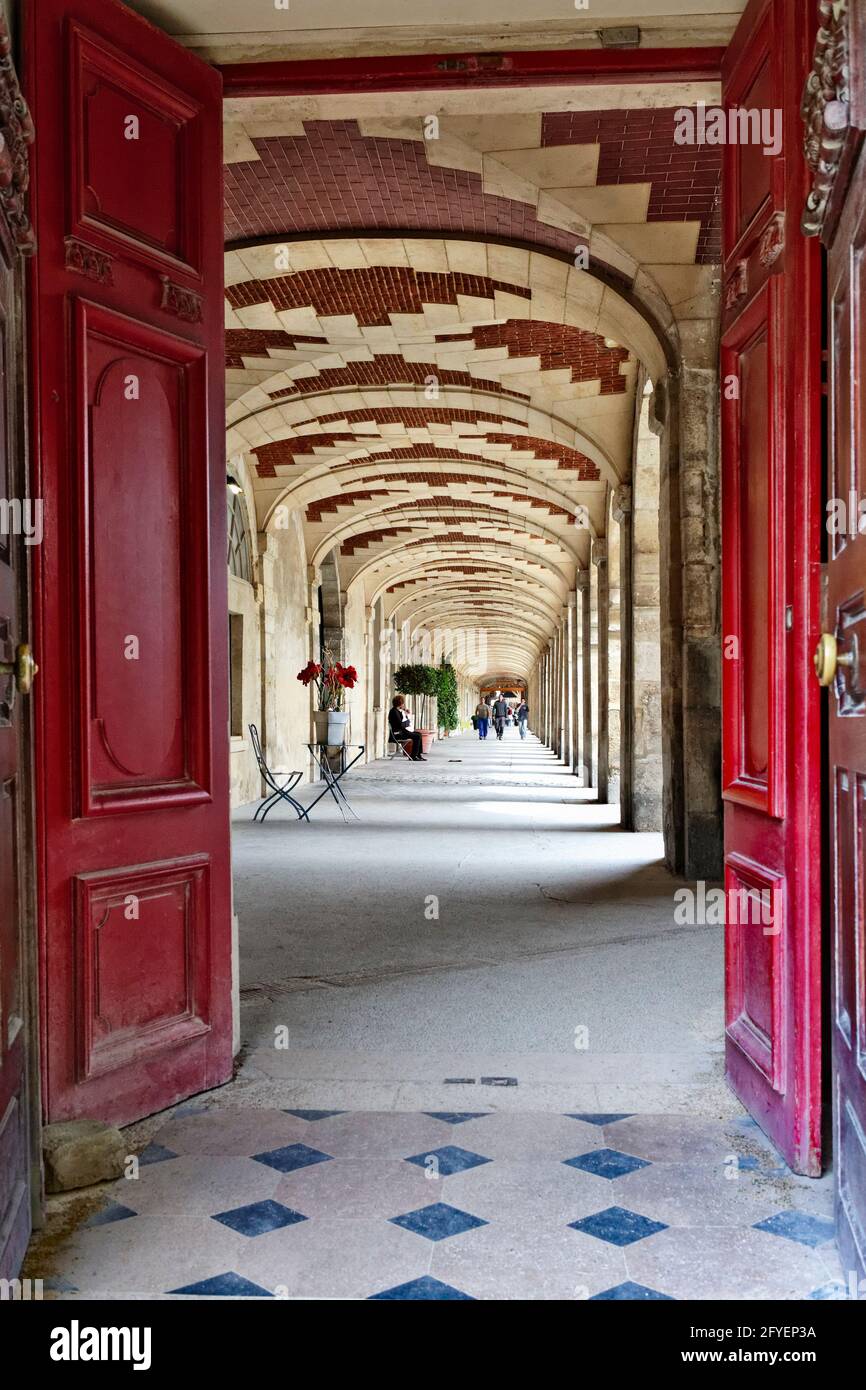 FRANCIA. PARIGI (75) QUARTIERE LE MARAIS, PLACE DES VOSGES Foto Stock