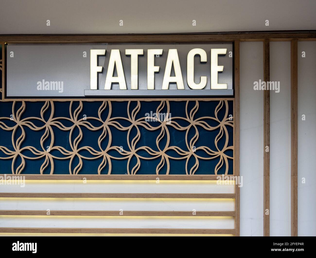 Segnaletica per il negozio di abbigliamento Fatface, Milton Keynes, Buckinghamshire, Regno Unito Foto Stock