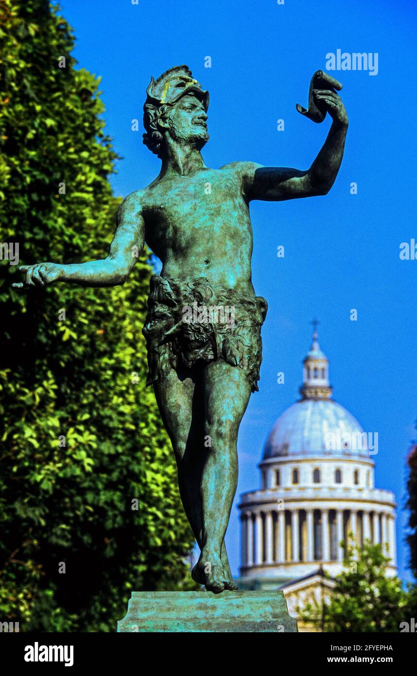 FRANCIA. PARIGI (75). STATUTO DEL BARONE CHARLES-ARTHUR BOURGEOIS "L'ACTEUR GREC" (1868) NEI GIARDINI DEL LUSSEMBURGO, IL PANTHEON Foto Stock