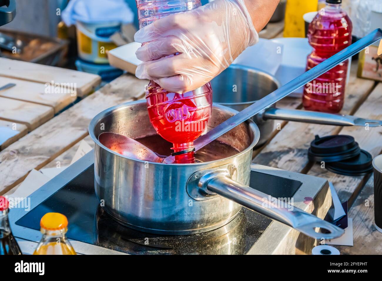 Succo di frutti di bosco a base di fragole fresche o mirtilli rossi: Una bevanda per dissetare la sete viene preparata al banco di un venditore di strada. Festival del cibo in Foto Stock