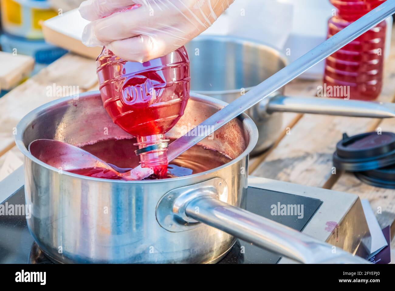 Succo di frutti di bosco a base di fragole fresche o mirtilli rossi: Una bevanda per dissetare la sete viene preparata al banco di un venditore di strada. Festival del cibo in Foto Stock