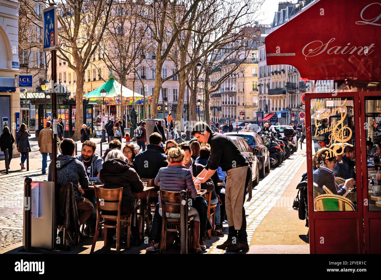 FRANCIA. PARIGI (75). PERSONE SULLA TERRAZZA DI UN CAFFÈ-RISTORANTE IN PLACE DES ABBESSES A MONTMARTRE. Foto Stock