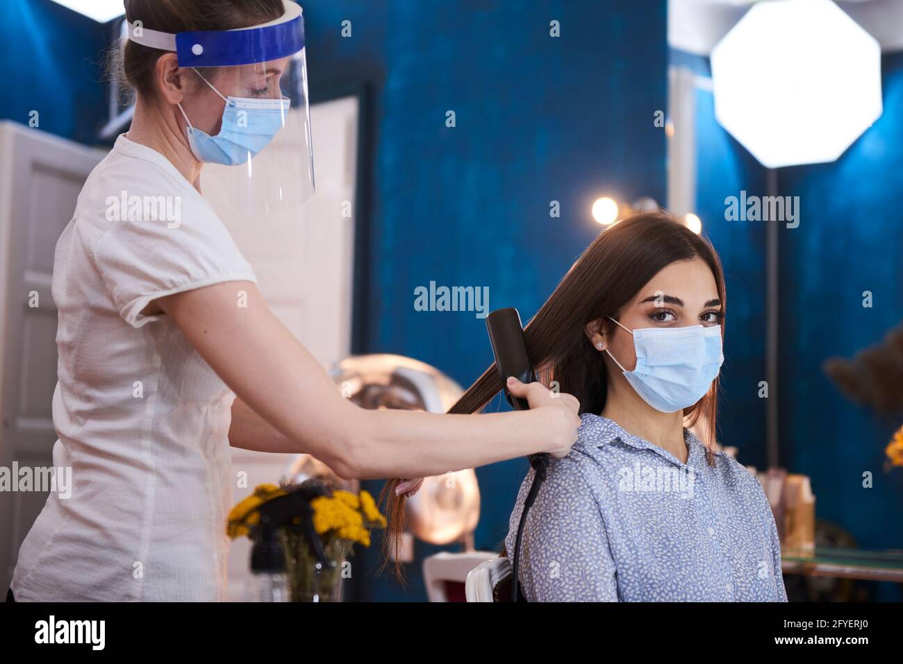 Presso il salone di bellezza durante la pandemia Foto Stock