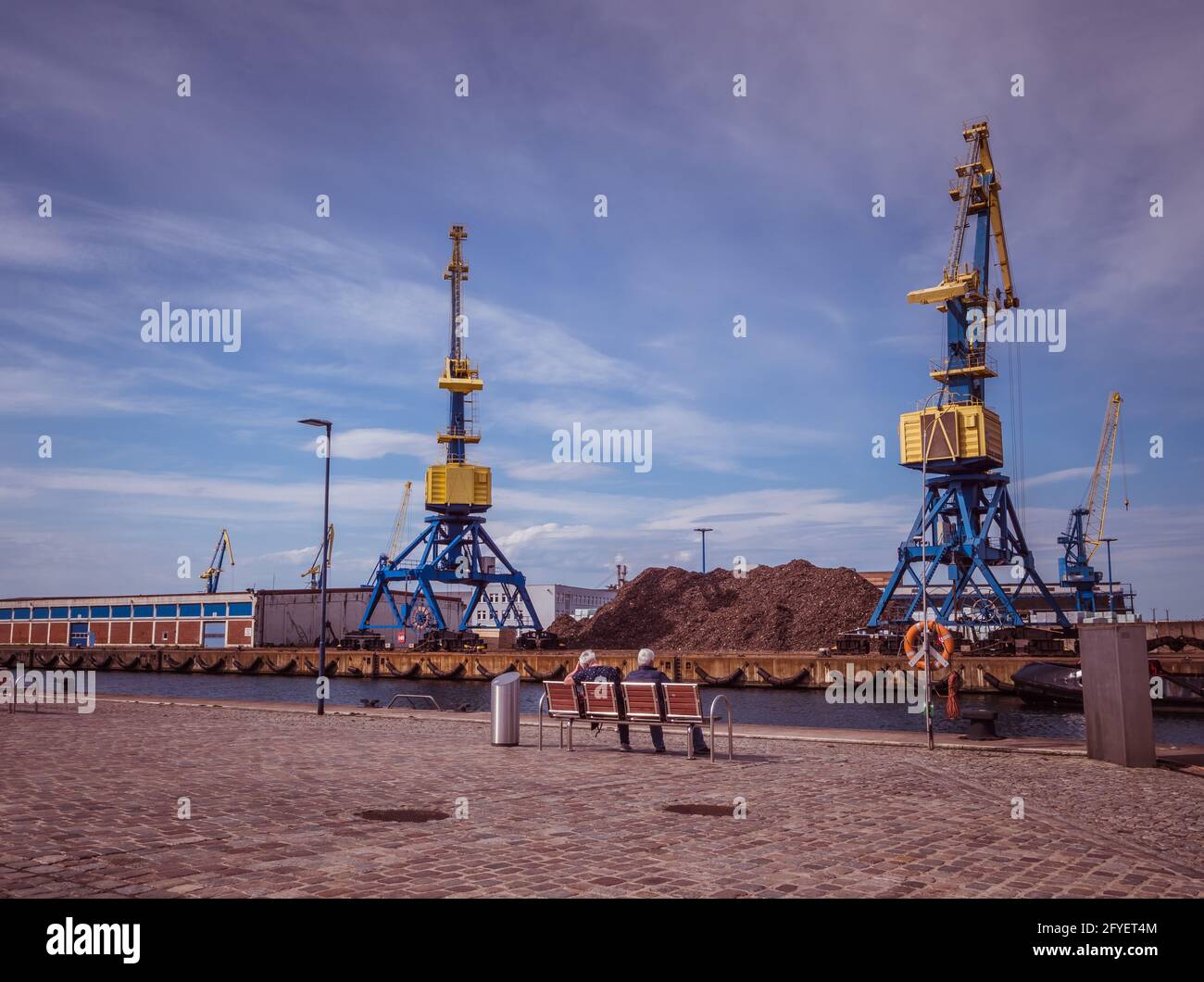 Gru portuali nel porto di Rostock sul Baltico Mare Foto Stock