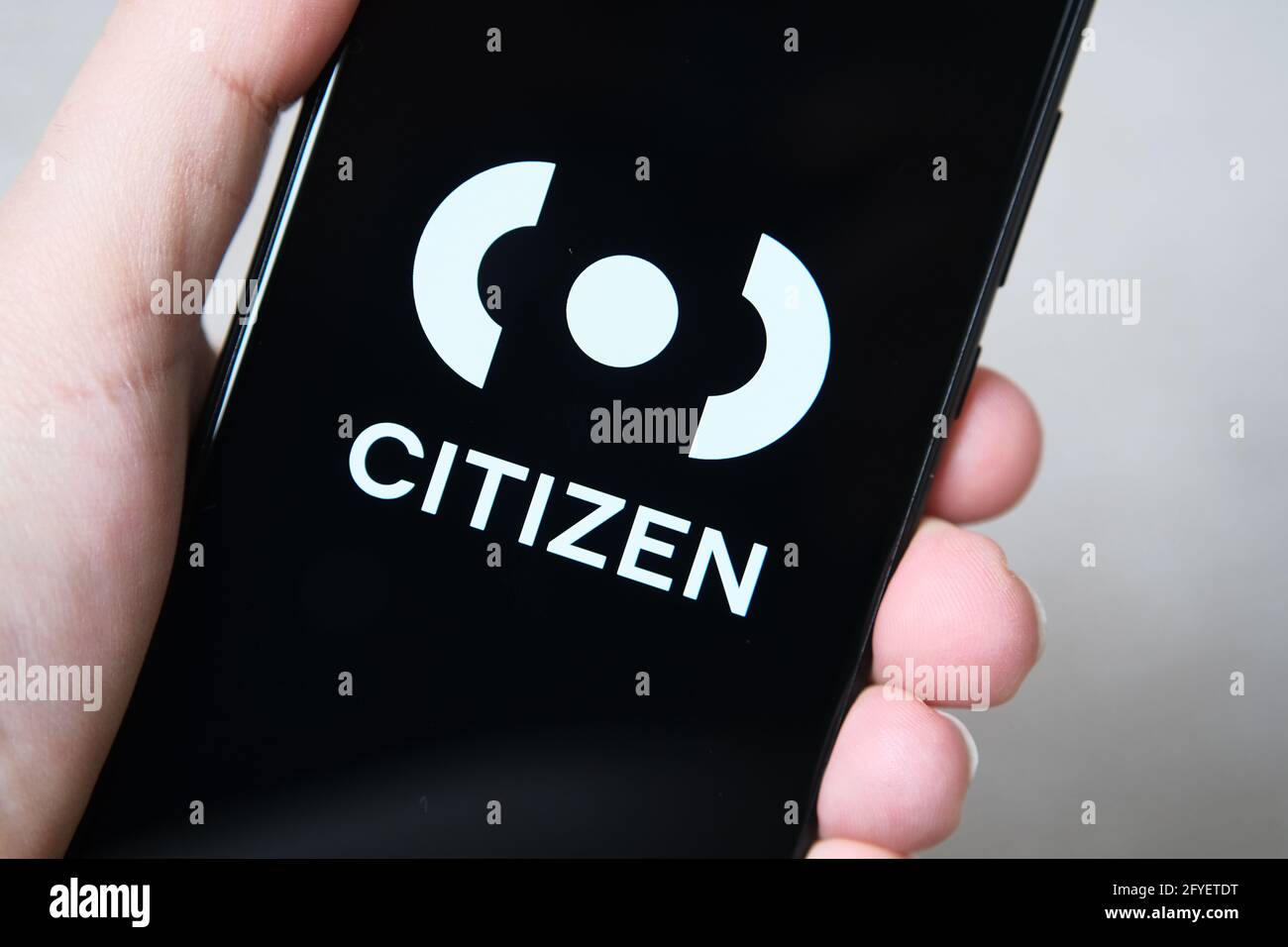 Schermata di accesso dell'app Citizen visualizzata sullo smartphone tenere una mano. L'app Citizen è un servizio per gli avvisi di criminalità in tempo reale. Messa a fuoco selettiva. Stafford, United Kin Foto Stock