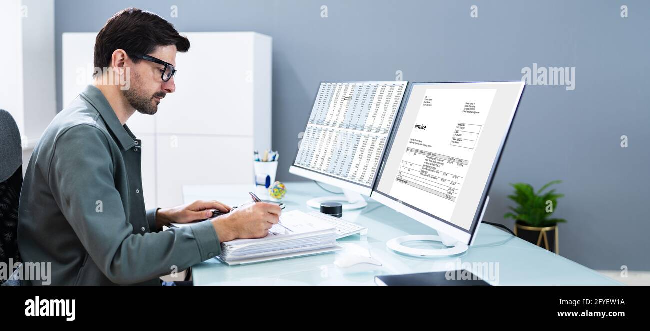 Contabile che utilizza il software e il calcolatore della fattura di e di finanza Foto Stock