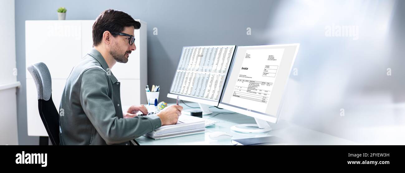 Contabile che utilizza il software e il calcolatore della fattura di e di finanza Foto Stock